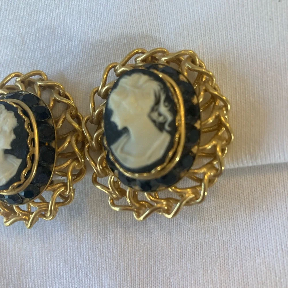 Olala Signed Cameo Ornate Vintage Clip on Earrings - Picture 3 of 6